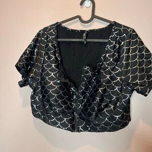 Torrid brand black and silver siren scales print zip-front short-sleeve active s